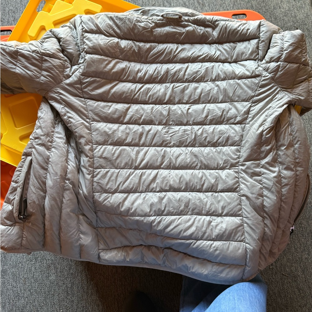 Tumi Gray Puffer Jacket Lightweight Water-Resistant